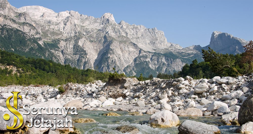 Petualangan Outdoor: Trekking di Taman Nasional Theth